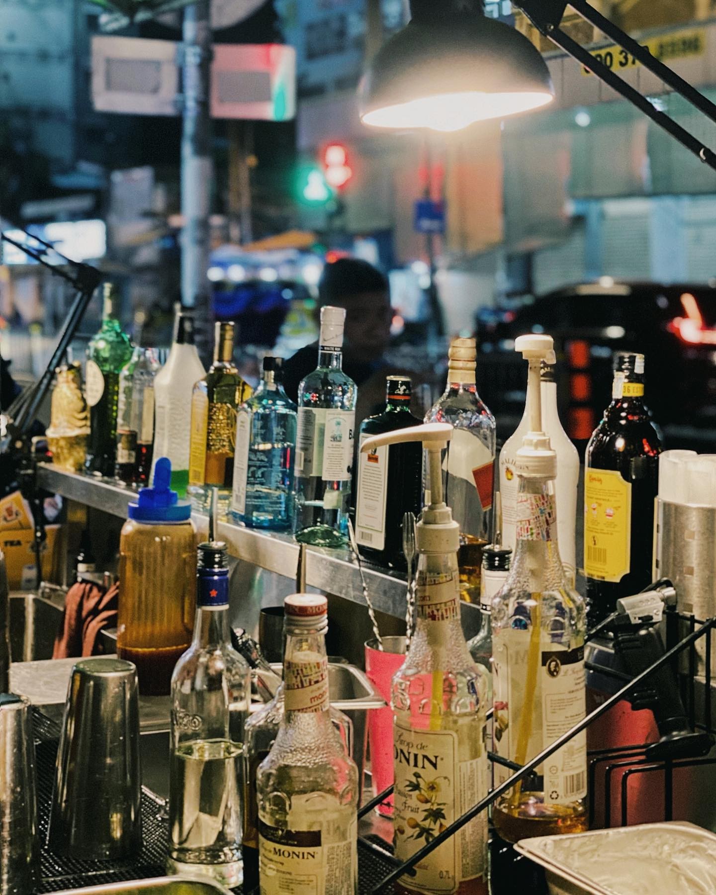 Dân văn phòng thời “kinh tế” - trải nghiệm quầy bar ngay trên vỉa hè vì giá rẻ và vẫn vui - Ảnh 11. Dân văn phòng thời “kinh tế” - trải nghiệm quầy bar ngay trên vỉa hè vì giá rẻ và vẫn vui - Ảnh 11.
