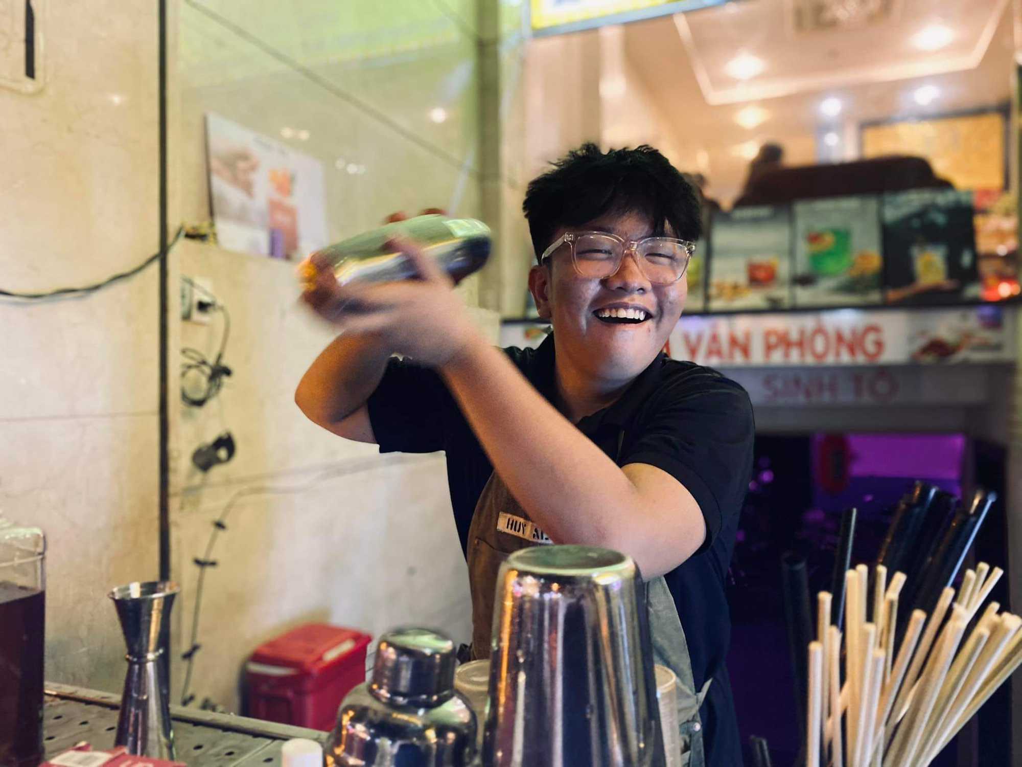 Dân văn phòng thời “kinh tế” - trải nghiệm quầy bar ngay trên vỉa hè vì giá rẻ và vẫn vui - Ảnh 20. Dân văn phòng thời “kinh tế” - trải nghiệm quầy bar ngay trên vỉa hè vì giá rẻ và vẫn vui - Ảnh 20.