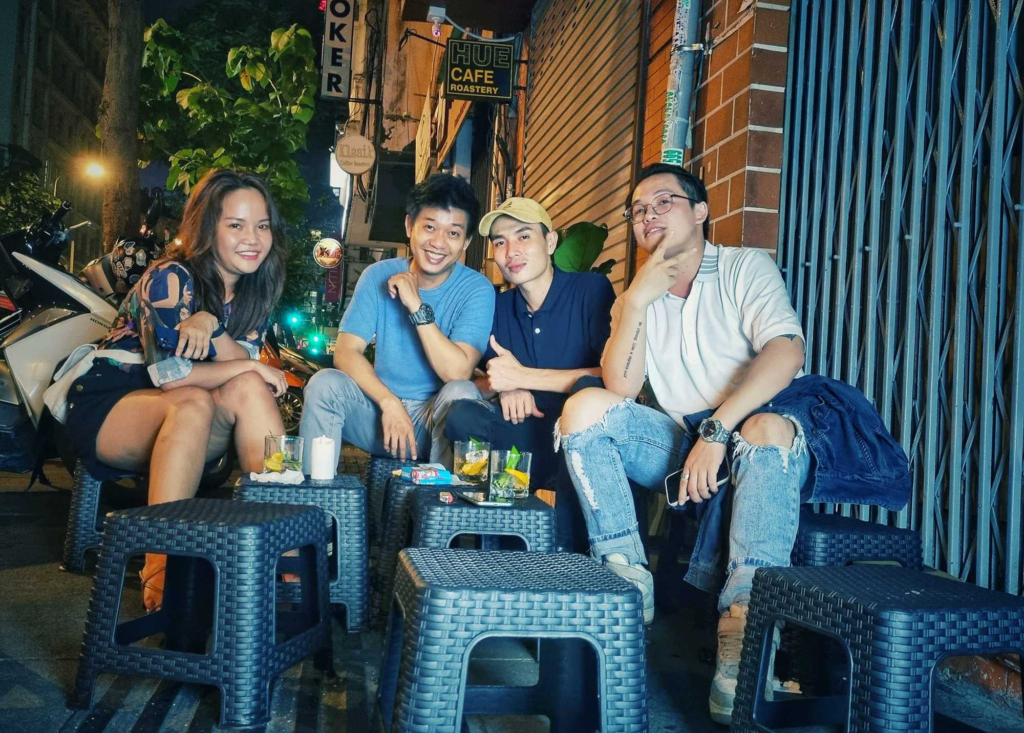 Dân văn phòng thời “kinh tế” - trải nghiệm quầy bar ngay trên vỉa hè vì giá rẻ và vẫn vui - Ảnh 17. Dân văn phòng thời “kinh tế” - trải nghiệm quầy bar ngay trên vỉa hè vì giá rẻ và vẫn vui - Ảnh 17.