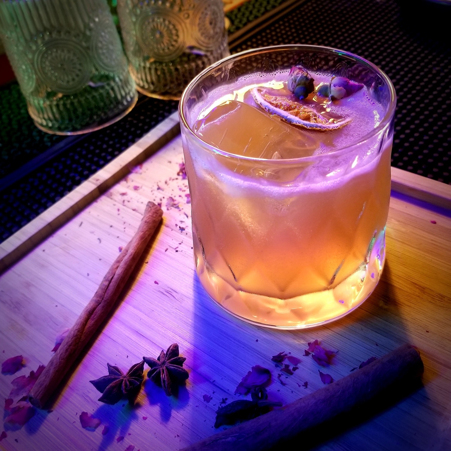 Dân văn phòng thời “kinh tế” - trải nghiệm quầy bar ngay trên vỉa hè vì giá rẻ và vẫn vui - Ảnh 15. Dân văn phòng thời “kinh tế” - trải nghiệm quầy bar ngay trên vỉa hè vì giá rẻ và vẫn vui - Ảnh 15.