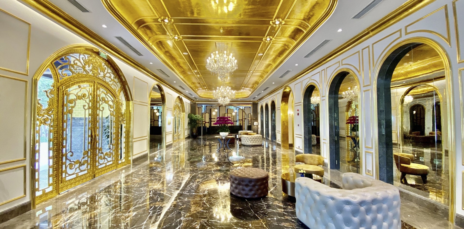 Báo quốc tế choáng ngợp với khách sạn phủ trong vàng theo đúng nghĩa đen giữa Hà Nội - Ảnh 1.