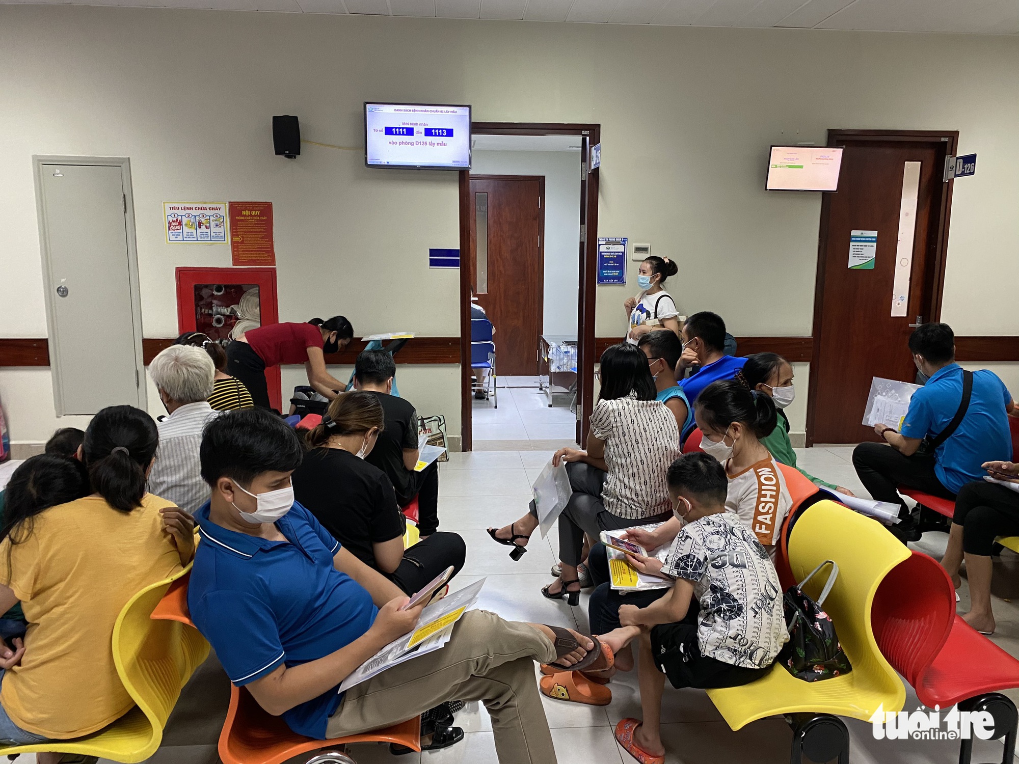 Bệnh nhi nằm vạ vật vì nhiều bệnh viện ở Hà Nội quá tải - Ảnh 4.