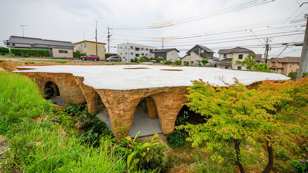 Nhà hàng được tạo tác như hang động dưới lòng đất Nhật Bản - Ảnh 1.