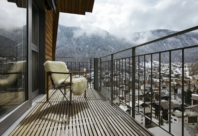 Độc đáo khách sạn hiện đại trên núi của 'ngôi làng cổ tích' ở Thụy Sĩ   - Ảnh 3.