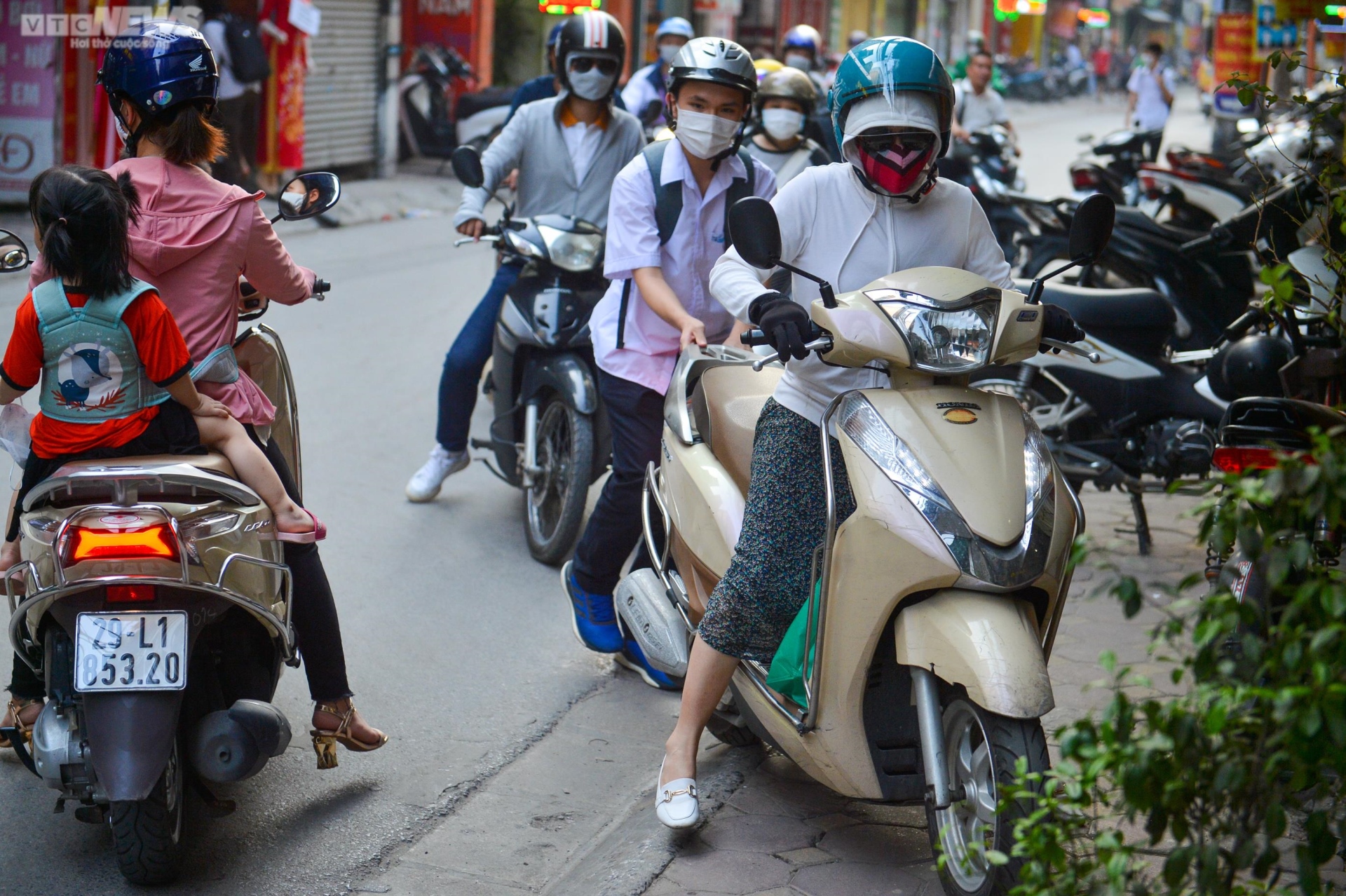 Ảnh: Rào tôn chắn gần hết lòng đường ở Hà Nội, dân khổ sở luồn lách đi qua - Ảnh 3.