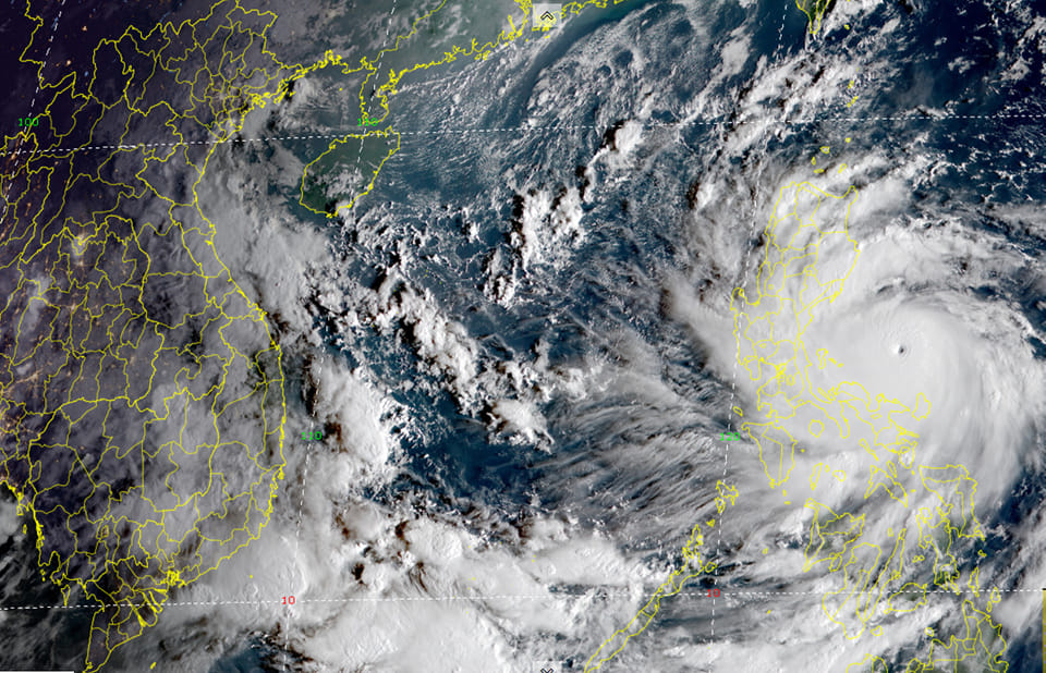 Siêu bão Noru di chuyển rất nhanh, các tỉnh sẵn sàng sơ tán 370.000 dân - Ảnh 1.