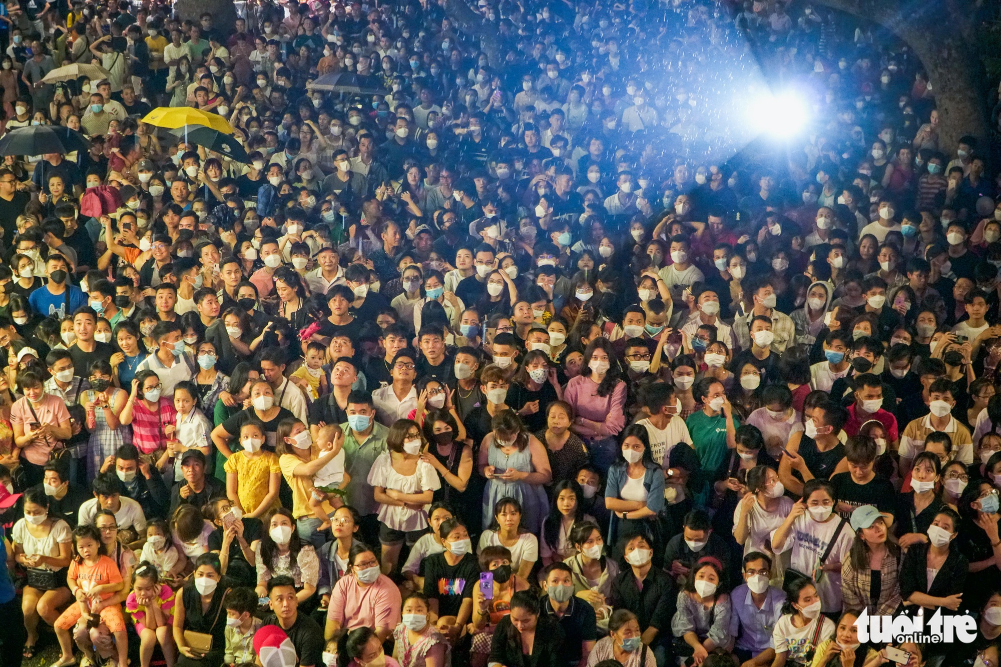 Hàng ngàn khán giả đổ về Hoàn Kiếm, Tuấn Hưng khóc ở live show Góc ban công - Ảnh 2.