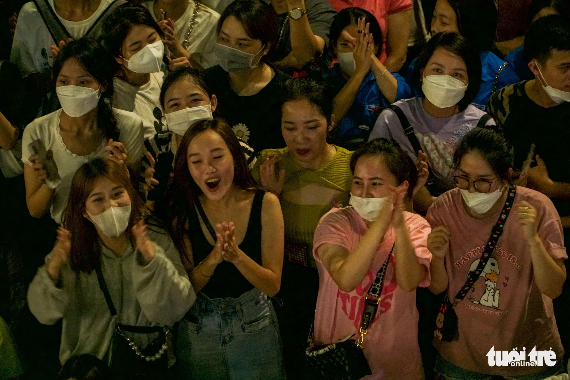 Hàng ngàn khán giả đổ về Hoàn Kiếm, Tuấn Hưng khóc ở live show Góc ban công - Ảnh 7.