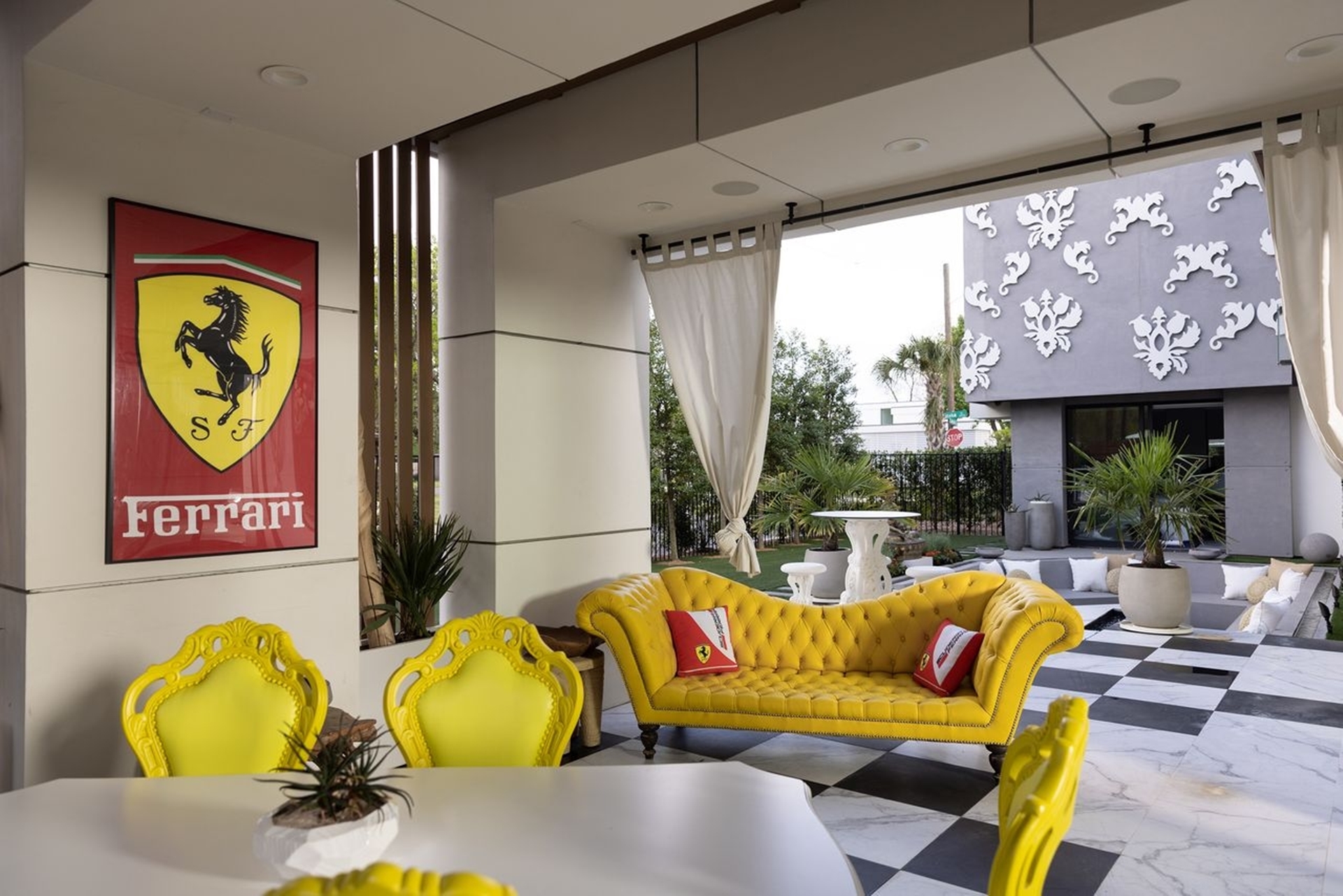 ‘Nhà Ferrari’ giá 3,96 triệu USD: Như garage siêu xe, chỉ không kèm ‘Ngựa chồm’ - Ảnh 12.