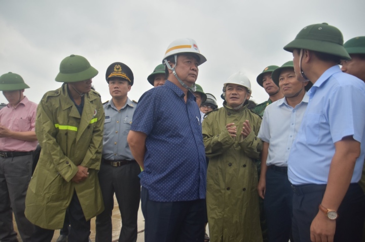 Bộ trưởng Lê Minh Hoan: Không cho dân ở lại trên tàu cá lúc siêu bão Noru đổ bộ - Ảnh 1.