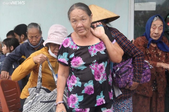 Hàng nghìn người dân ven biển Quảng Nam khăn gói sơ tán để tránh siêu bão Noru - Ảnh 4.