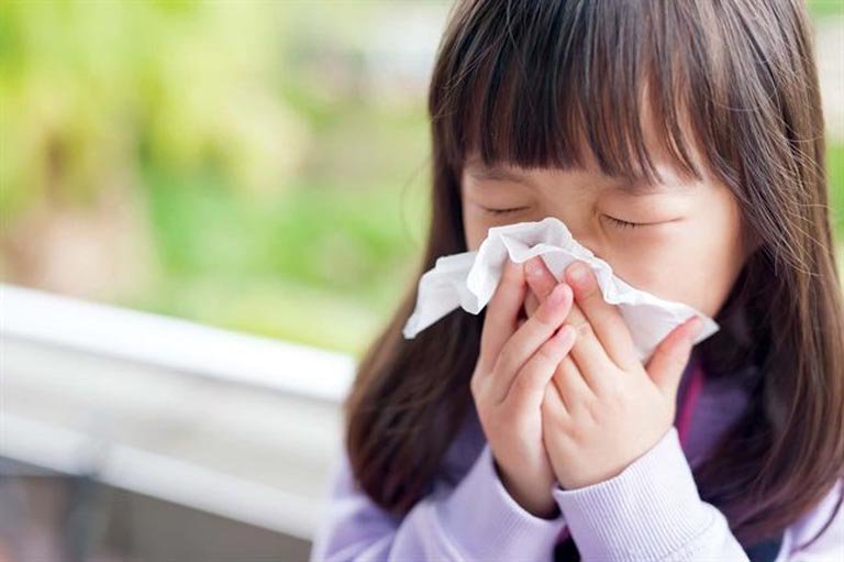 Các bệnh viện Hà Nội quá tải vì dịch bùng phát: Bác sỹ hướng dẫn cha mẹ cách phòng bệnh tai mũi họng cho trẻ khi giao mùa - Ảnh 2.