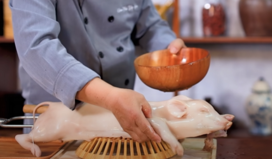 Bí quyết giúp lợn sữa quay nguyên con giòn ngon, đậm vị - Ảnh 9. Bí quyết giúp lợn sữa quay nguyên con giòn ngon, đậm vị - Ảnh 9.