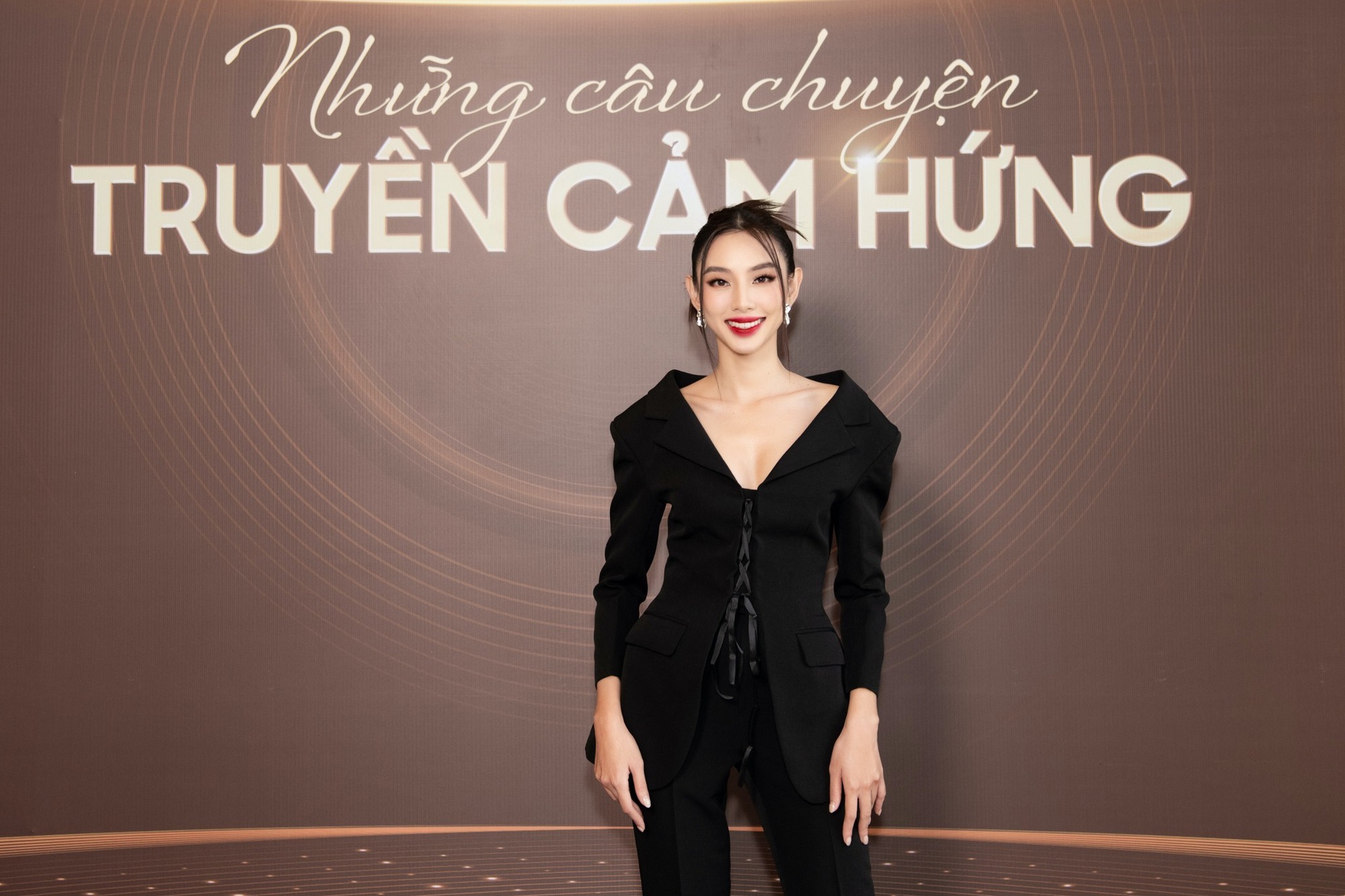 Nhiều sao Việt góp tiền giúp miền Trung khắc phục hậu quả bão số 4 - Ảnh 2. Nhiều sao Việt góp tiền giúp miền Trung khắc phục hậu quả bão số 4 - Ảnh 2.