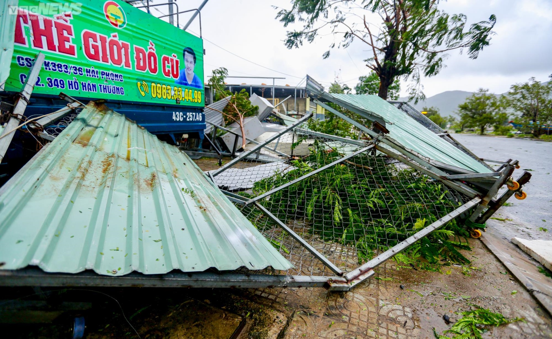 Ảnh: Cây bật gốc la liệt, tôn bay khắp phố Đà Nẵng sau khi bão Noru quét qua - Ảnh 7.