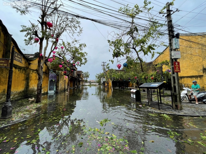 Ảnh: Quốc lộ 1A, tuyến đường ven sông Hoài ở phố cổ Hội An ngập sâu sau bão Noru - Ảnh 6.