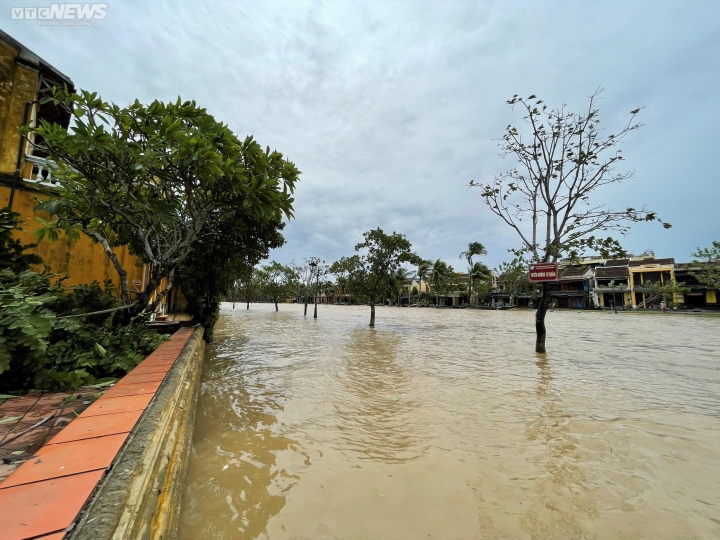 Ảnh: Quốc lộ 1A, tuyến đường ven sông Hoài ở phố cổ Hội An ngập sâu sau bão Noru - Ảnh 4.