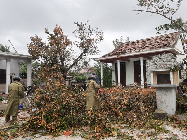 Miền Trung ngổn ngang sau 6 tiếng siêu bão Noru hoành hành: Lũ cuốn trôi cầu sắt, giao thông chia cắt, hàng nghìn người bị cô lập - Ảnh 10.