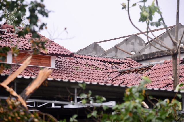 Miền Trung ngổn ngang sau 6 tiếng siêu bão Noru hoành hành: Lũ cuốn trôi cầu sắt, giao thông chia cắt, hàng nghìn người bị cô lập - Ảnh 9.