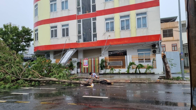 Miền Trung ngổn ngang sau 6 tiếng siêu bão Noru hoành hành: Lũ cuốn trôi cầu sắt, giao thông chia cắt, hàng nghìn người bị cô lập - Ảnh 4.