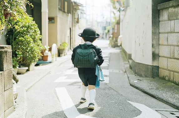 Tại sao người Nhật thường để trẻ em tự đi bộ đến trường thay vì đưa đón? - Ảnh 1.