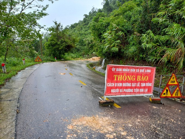 Miền Trung ngổn ngang sau 6 tiếng siêu bão Noru hoành hành: Lũ cuốn trôi cầu sắt, giao thông chia cắt, hàng nghìn người bị cô lập - Ảnh 22.