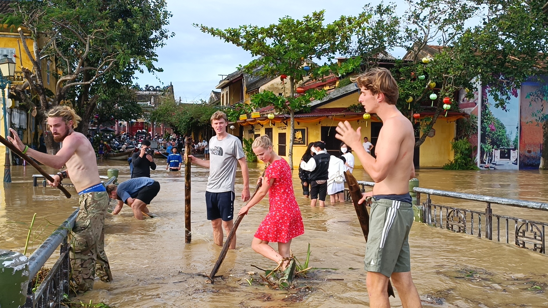 Du khách nước ngoài dọn rác sau bão ở Hội An: 'Người Việt rất tốt bụng, chúng tôi muốn giúp sức để thành phố của các bạn xinh đẹp trở lại!' - Ảnh 7.