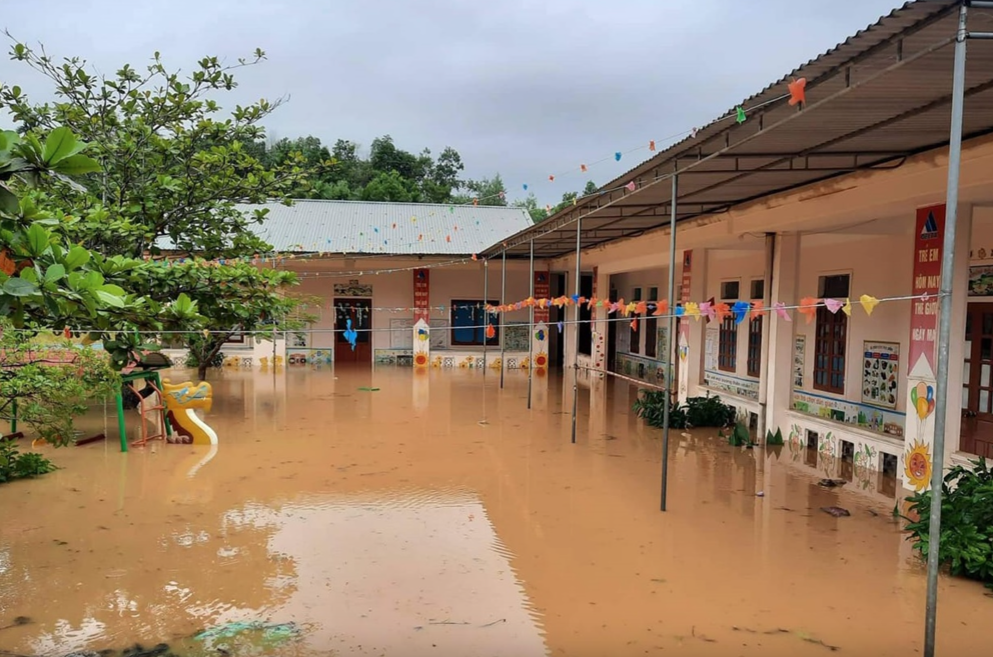 Hơn 380 trường cho học sinh nghỉ do ngập lụt - Ảnh 1.