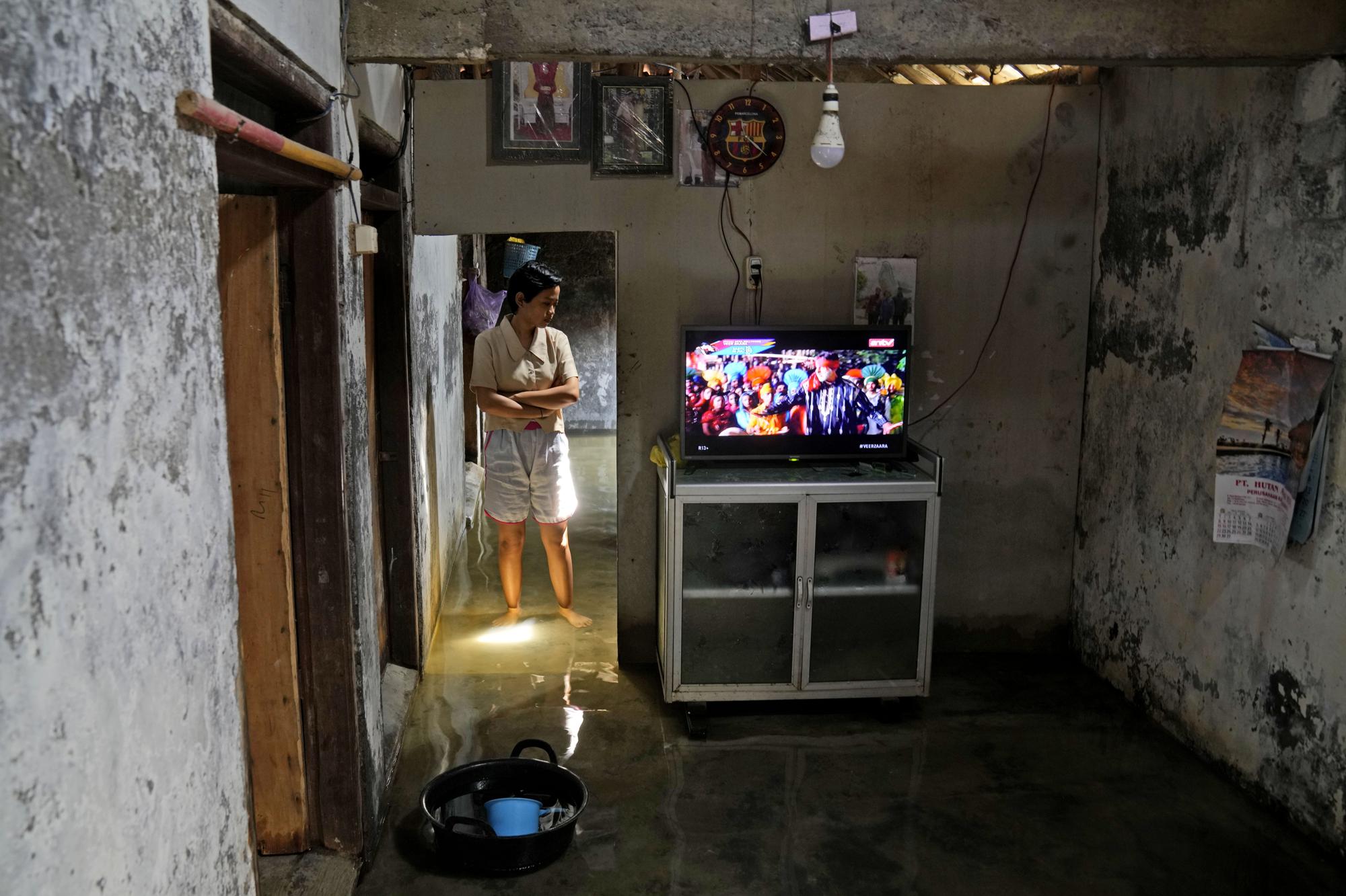 Những mảnh đời mắc kẹt trong ngập lụt ở Indonesia: 'Tôi già rồi, chẳng làm gì được nữa' - Ảnh 2.