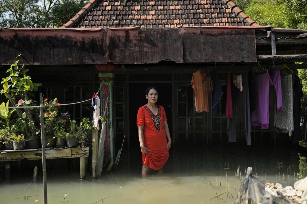 Những mảnh đời mắc kẹt trong ngập lụt ở Indonesia: 'Tôi già rồi, chẳng làm gì được nữa' - Ảnh 1.