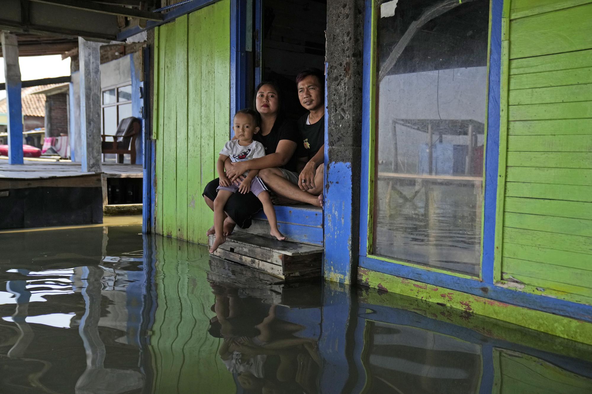 Những mảnh đời mắc kẹt trong ngập lụt ở Indonesia: 'Tôi già rồi, chẳng làm gì được nữa' - Ảnh 3.