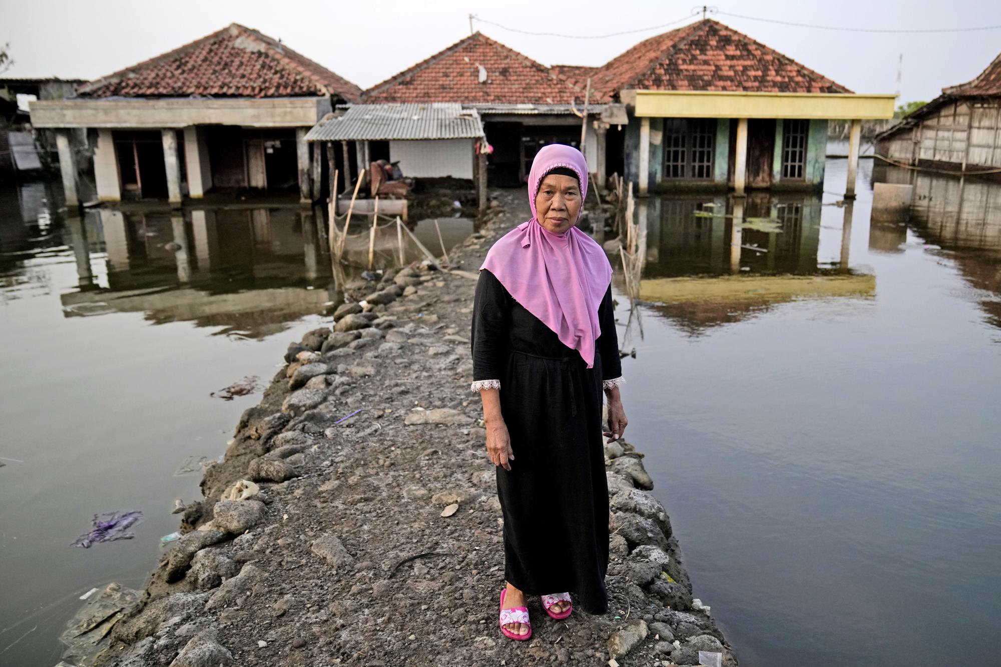 Những mảnh đời mắc kẹt trong ngập lụt ở Indonesia: 'Tôi già rồi, chẳng làm gì được nữa' - Ảnh 4.