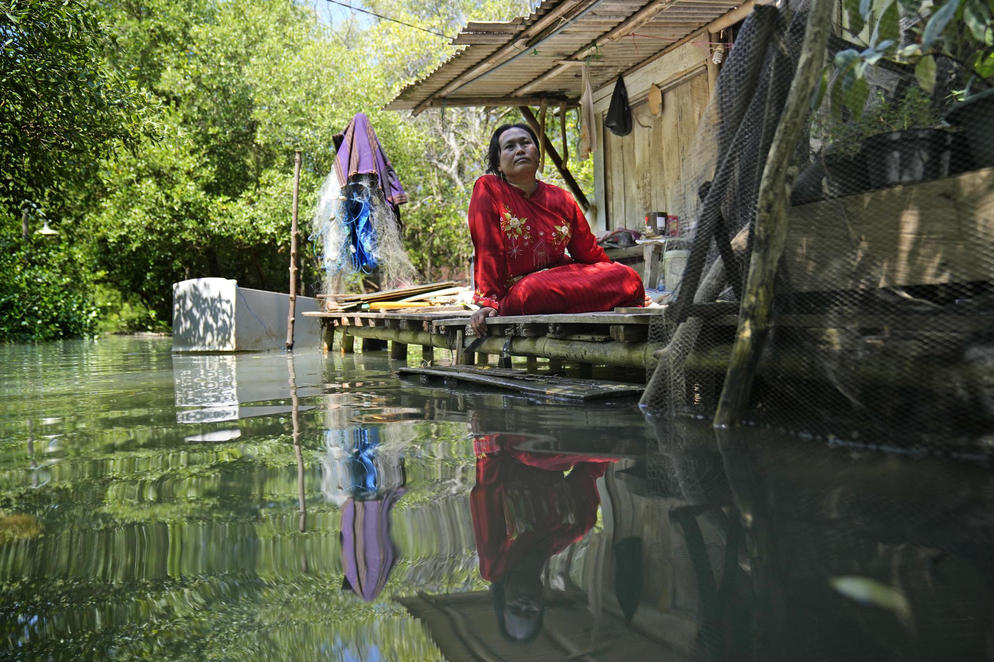 Những mảnh đời mắc kẹt trong ngập lụt ở Indonesia: 'Tôi già rồi, chẳng làm gì được nữa' - Ảnh 5.