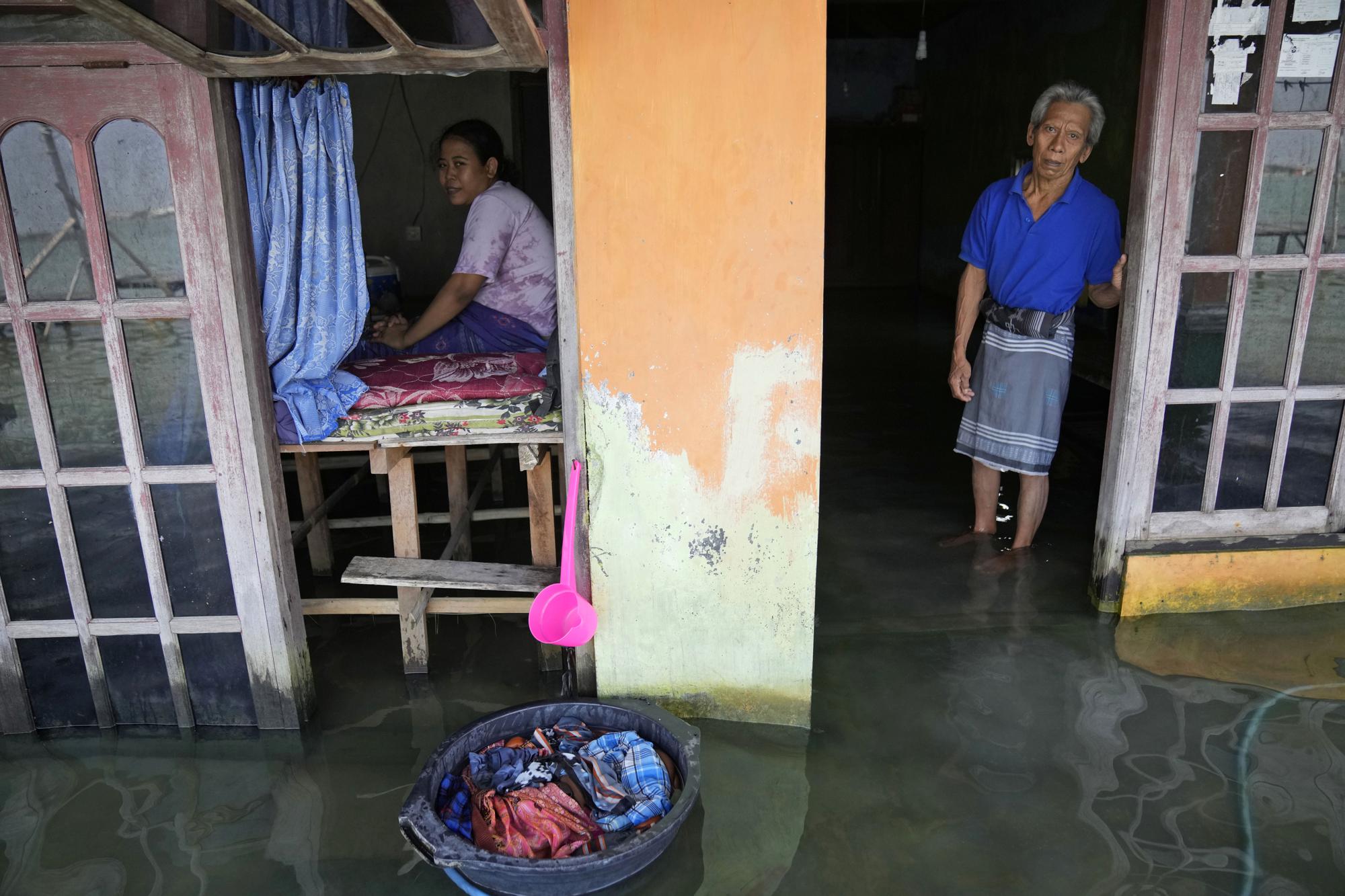 Những mảnh đời mắc kẹt trong ngập lụt ở Indonesia: 'Tôi già rồi, chẳng làm gì được nữa' - Ảnh 6.