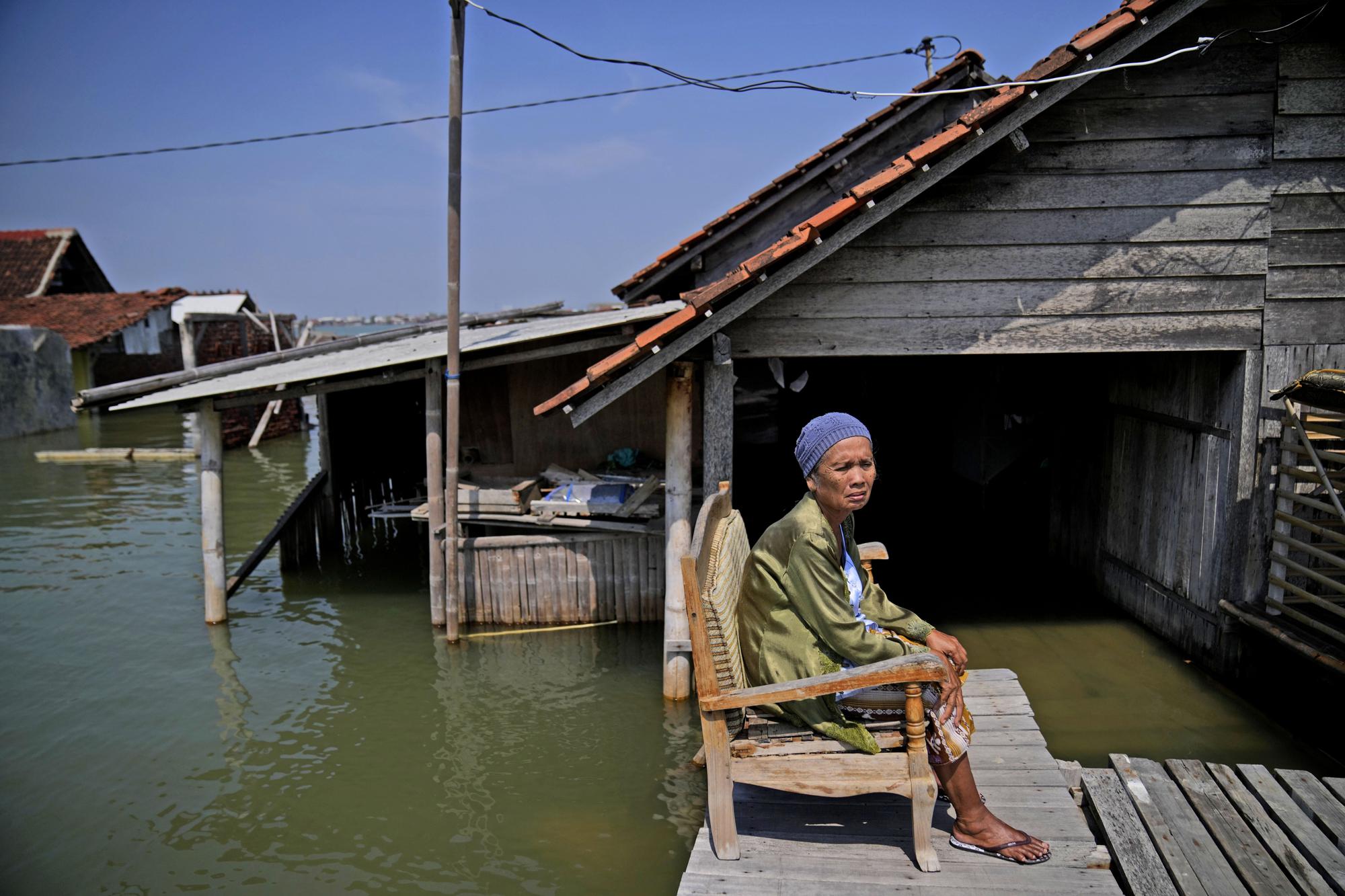 Những mảnh đời mắc kẹt trong ngập lụt ở Indonesia: 'Tôi già rồi, chẳng làm gì được nữa' - Ảnh 7.