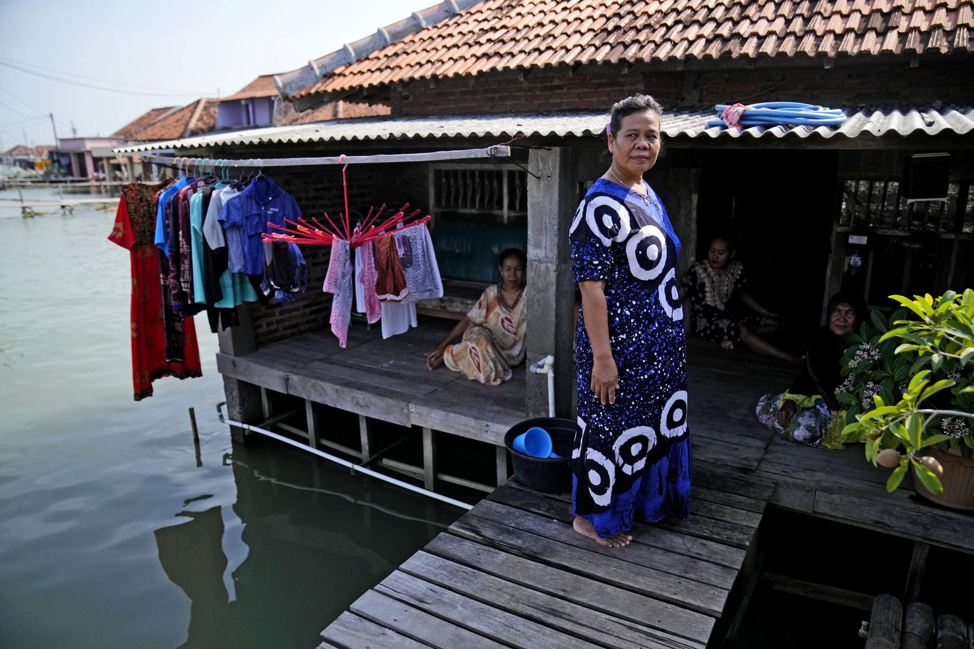 Những mảnh đời mắc kẹt trong ngập lụt ở Indonesia: 'Tôi già rồi, chẳng làm gì được nữa' - Ảnh 9.