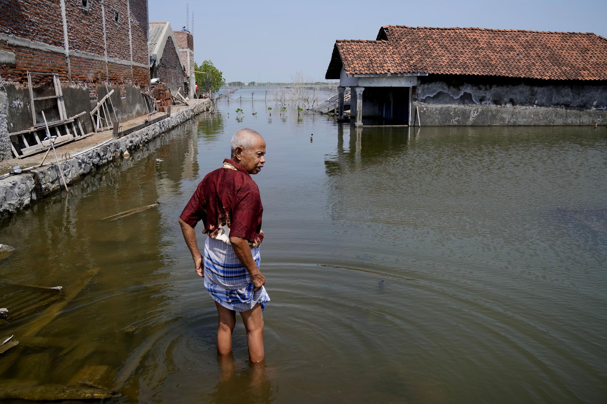 Những mảnh đời mắc kẹt trong ngập lụt ở Indonesia: 'Tôi già rồi, chẳng làm gì được nữa' - Ảnh 10.