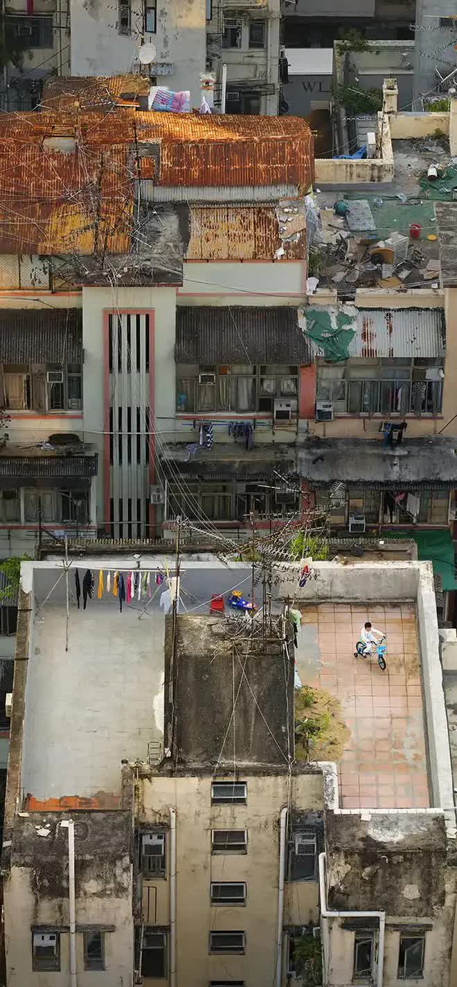 Nhiếp ảnh gia dành 4 năm chụp khung cảnh sân thượng, phản ánh cuộc sống bình dị tại khu dân cư sầm uất bậc nhất châu Á - Ảnh 10.