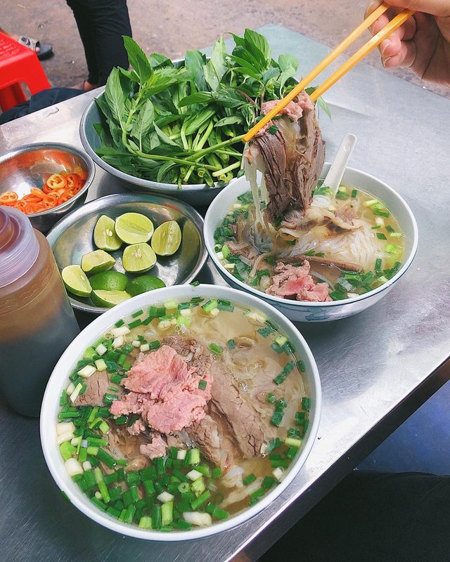 Những quán phở từ thời “ông bà anh” ở TP.HCM vẫn đông khách bất chấp thời gian - Ảnh 2.