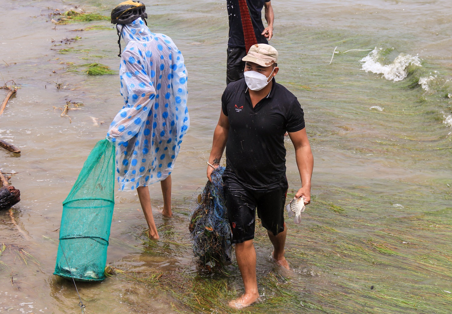 Nghề độc chỉ có sau bão ở Đà Nẵng: Ra biển săn cá nước ngọt khủng - Ảnh 10.