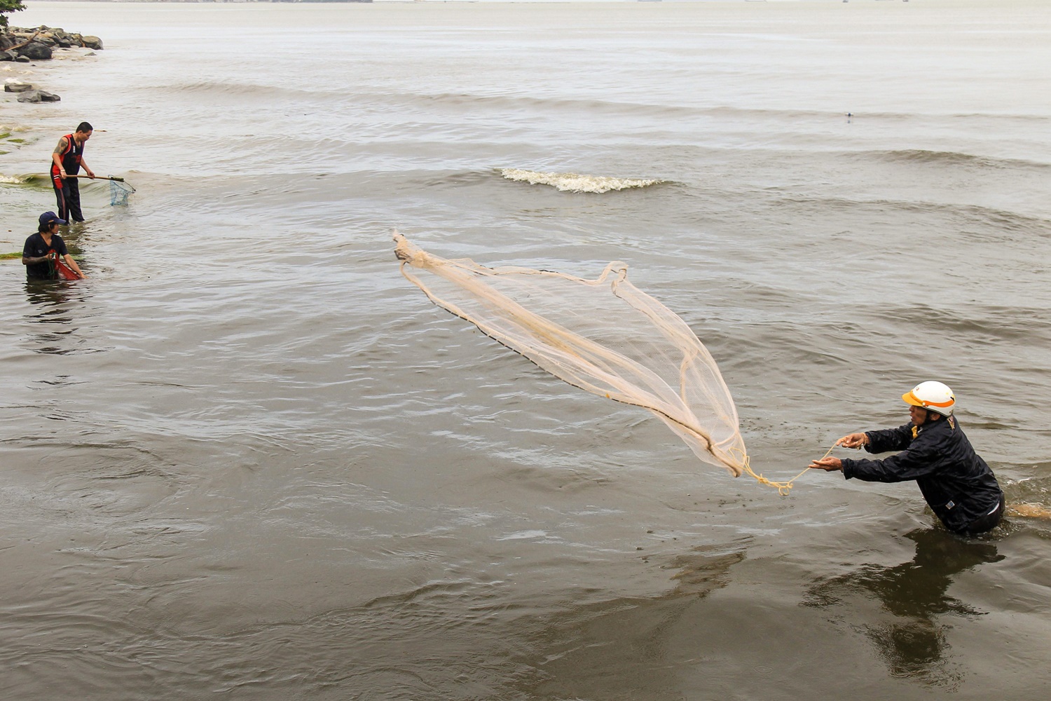 Nghề độc chỉ có sau bão ở Đà Nẵng: Ra biển săn cá nước ngọt khủng - Ảnh 5.