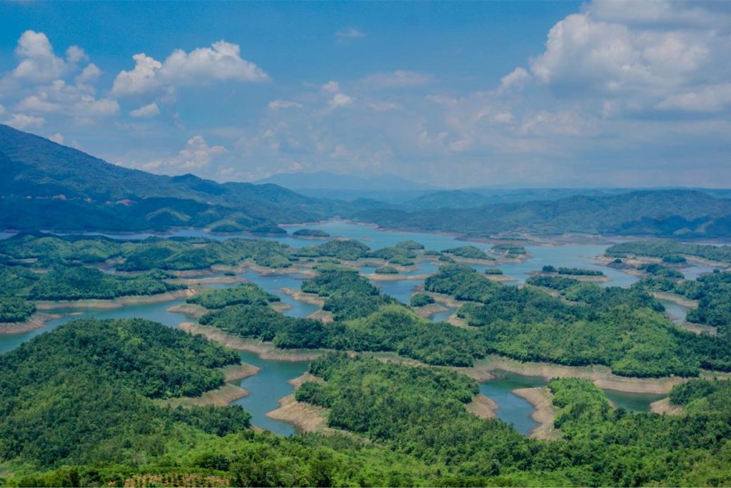 10 hồ nước đẹp nhất Việt Nam: Có nơi được gọi là 'Vịnh Hạ Long của Tây Nguyên' - Ảnh 1.