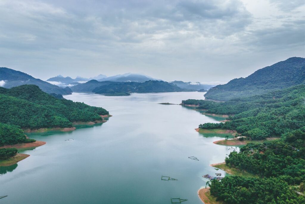 10 hồ nước đẹp nhất Việt Nam: Có nơi được gọi là 'Vịnh Hạ Long của Tây Nguyên' - Ảnh 3.