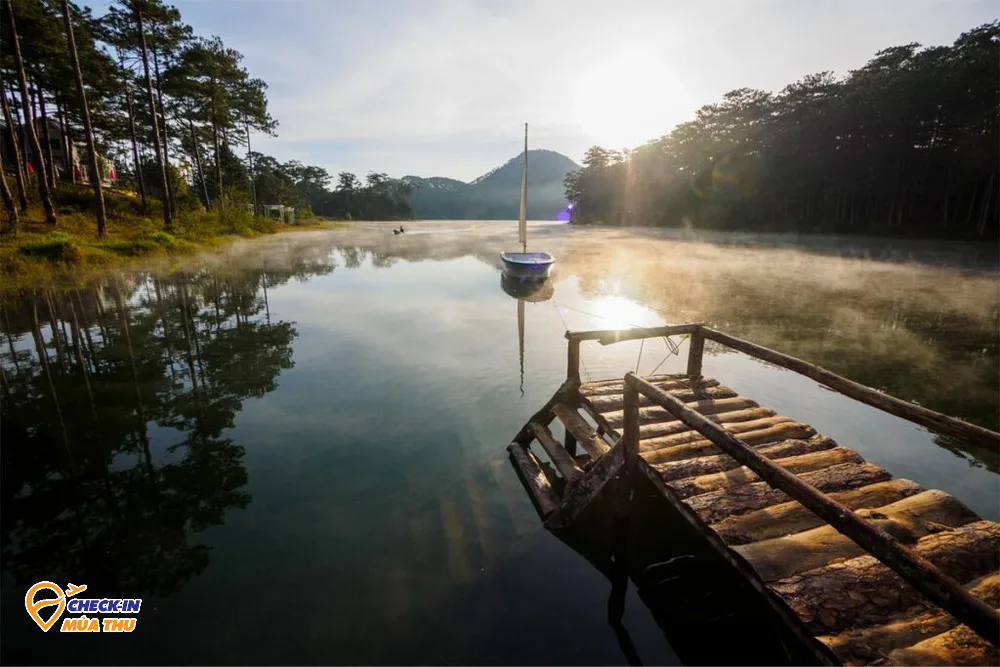 10 hồ nước đẹp nhất Việt Nam: Có nơi được gọi là 'Vịnh Hạ Long của Tây Nguyên' - Ảnh 4.
