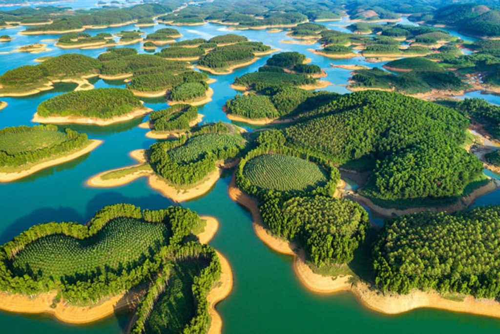 10 hồ nước đẹp nhất Việt Nam: Có nơi được gọi là 'Vịnh Hạ Long của Tây Nguyên' - Ảnh 7.
