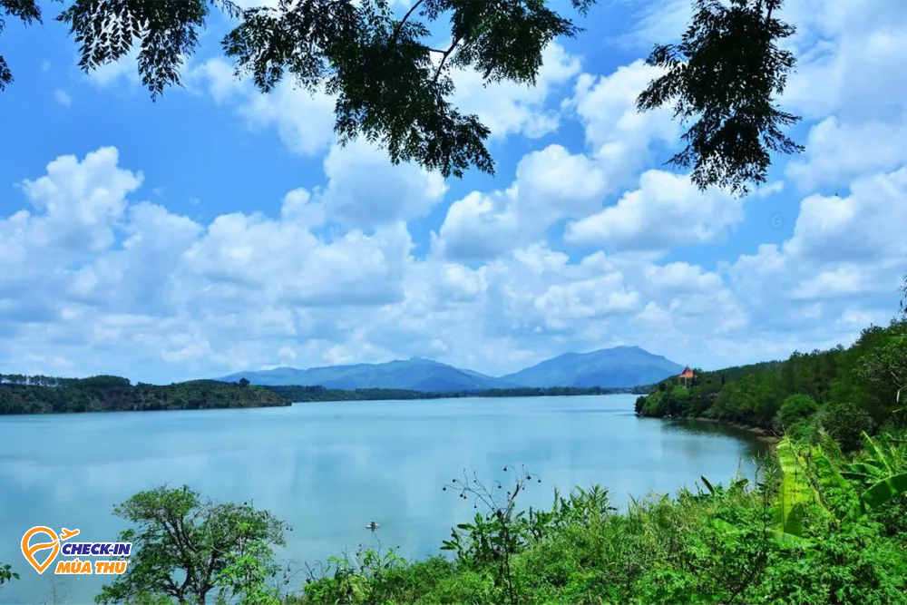 10 hồ nước đẹp nhất Việt Nam: Có nơi được gọi là 'Vịnh Hạ Long của Tây Nguyên' - Ảnh 10.