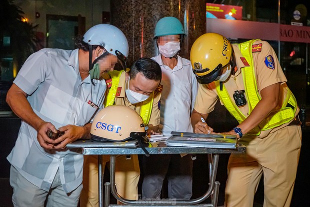 Bị xử lý về lỗi nồng độ cồn, nhiều tài xế ở TPHCM 'cù nhây' với CSGT - Ảnh 7.
