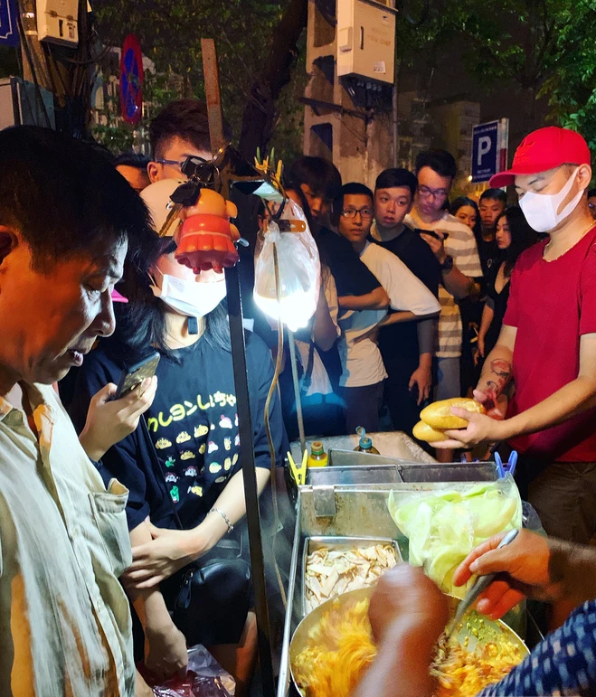 Bánh mì dân tổ ở Hà Nội từng được khách xếp hàng dài chờ mua bây giờ thế nào? - Ảnh 1.
