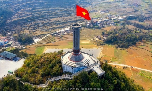 Tự hào chiêm ngưỡng 5 cột cờ kiêu hãnh tung bay dọc mảnh đất Việt Nam - Ảnh 1.