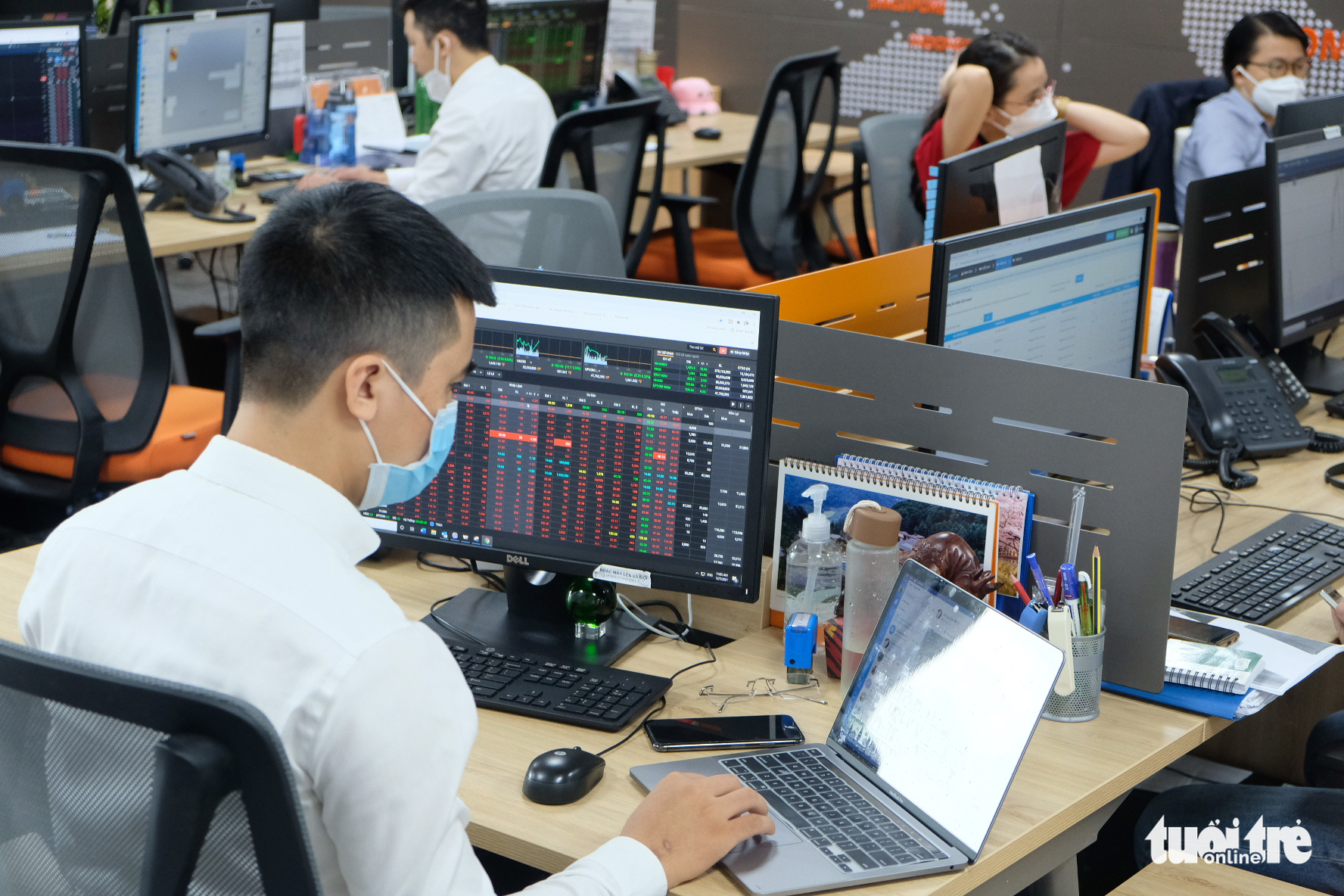 Cổ phiếu 'họ FLC' bị bán ồ ạt nhưng không người mua - Ảnh 1. Cổ phiếu 'họ FLC' bị bán ồ ạt nhưng không người mua - Ảnh 1.